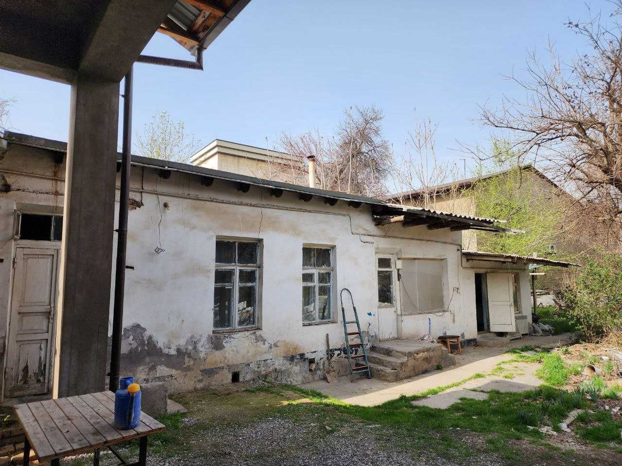 Продаётся дом в Мирзо-Улугбекском районе. Площадь участка — 10 соток