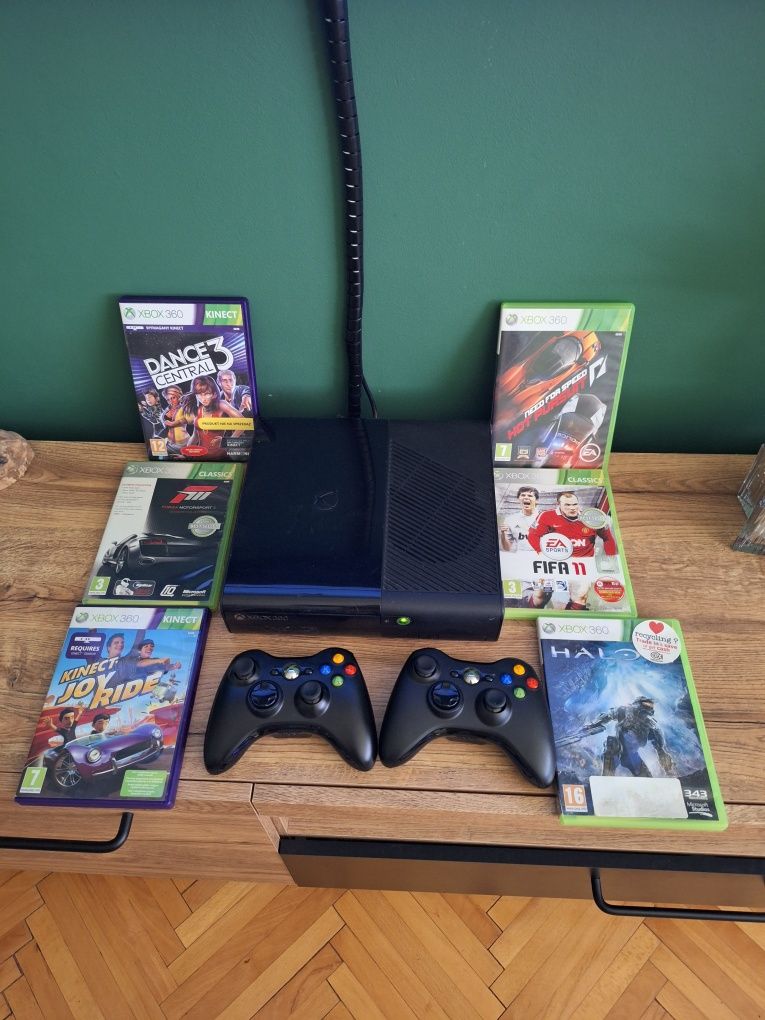 XBox 360 E doua manete + camera + jocuri incluse