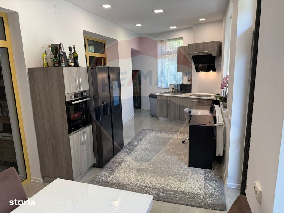 Casă insiruită cu 3 camere cu intrare și curte proprie în Centru Turda