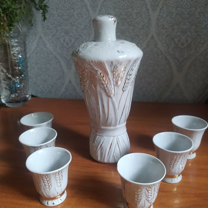 Графин для вина с крышкой "Колосья" золотой со стопками