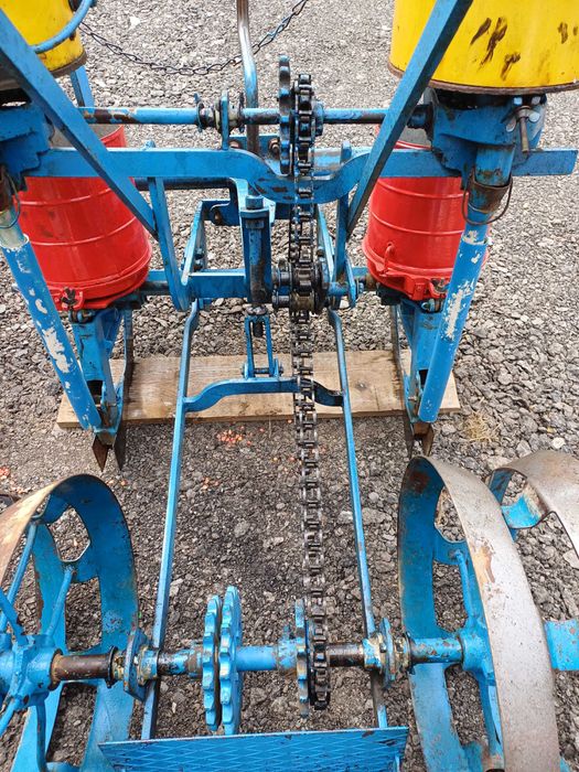 semanatoare de porumb pe 4 randuri mecanica cu fertilizare