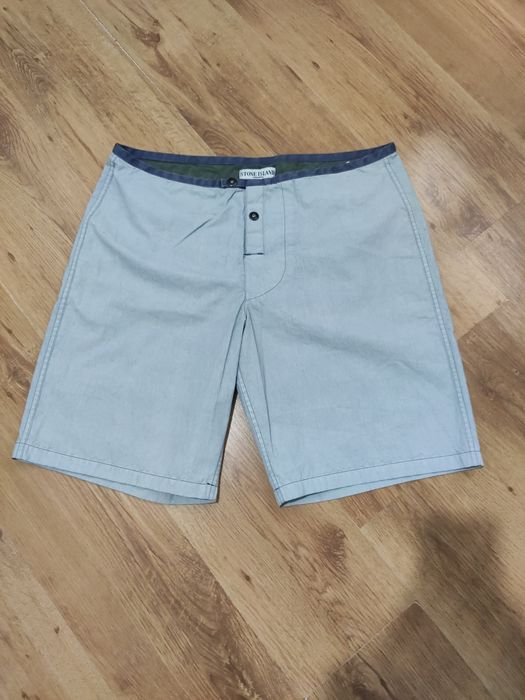 Pantaloni scurți Stone Island mărimea 50 (L)