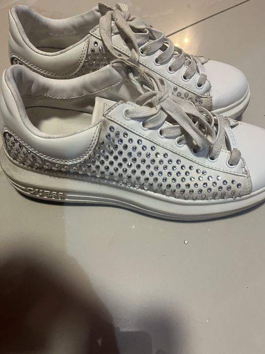 Обувки на Guess използвани със нормални следи от употреба