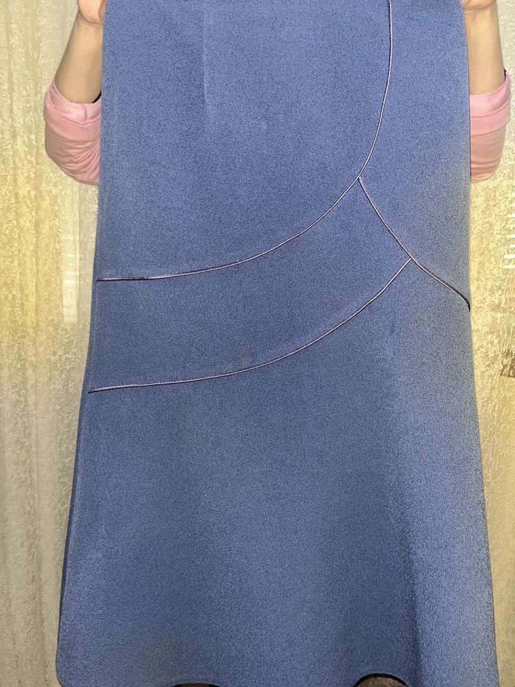 Продается костюм-юбка синего  цвета дешов