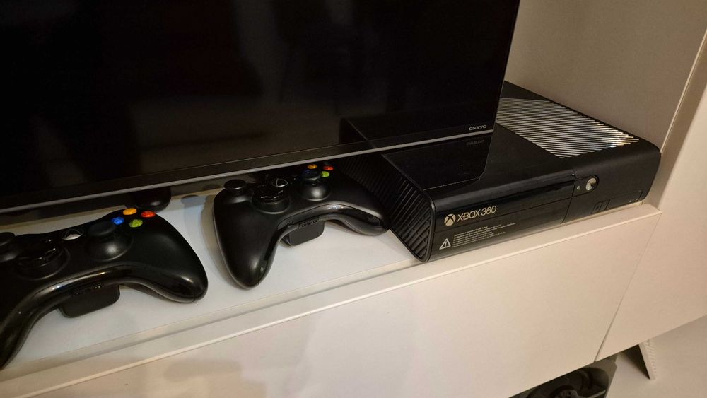 Vand Consola Xbox 360E - ultimul model din serie
