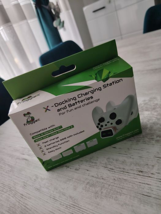 Vand joystick xbox + cadou set DOC și 2 acumulatori