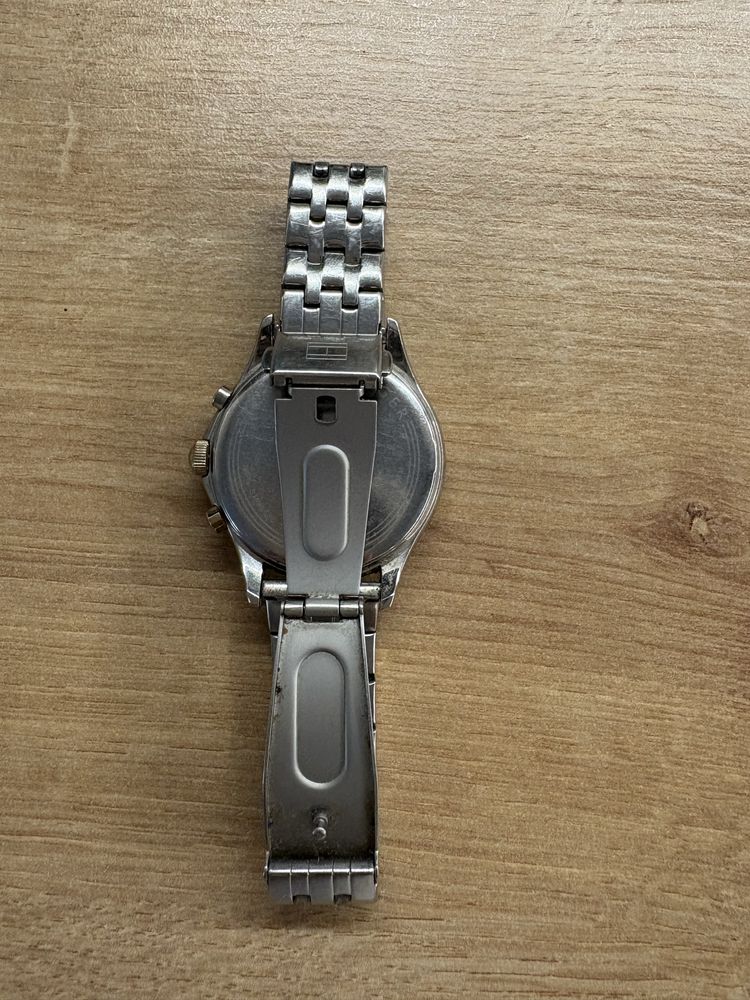 Часовник Tommy Hilfiger със седефен дисплей