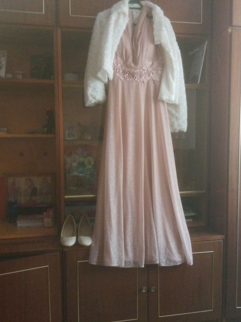 Rochie de ocazie, bolero alb și pantofi cu toc de culoare crem măr 38.