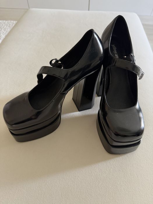 Черни лачени обувки с ток