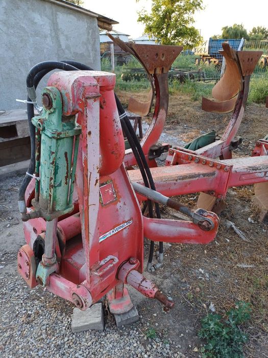 Vânnd diverse utilaje agricole.