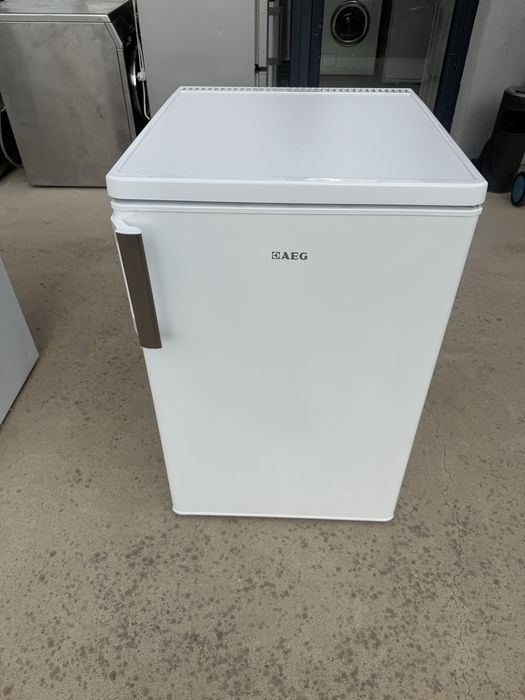 Малък хладилник AEG