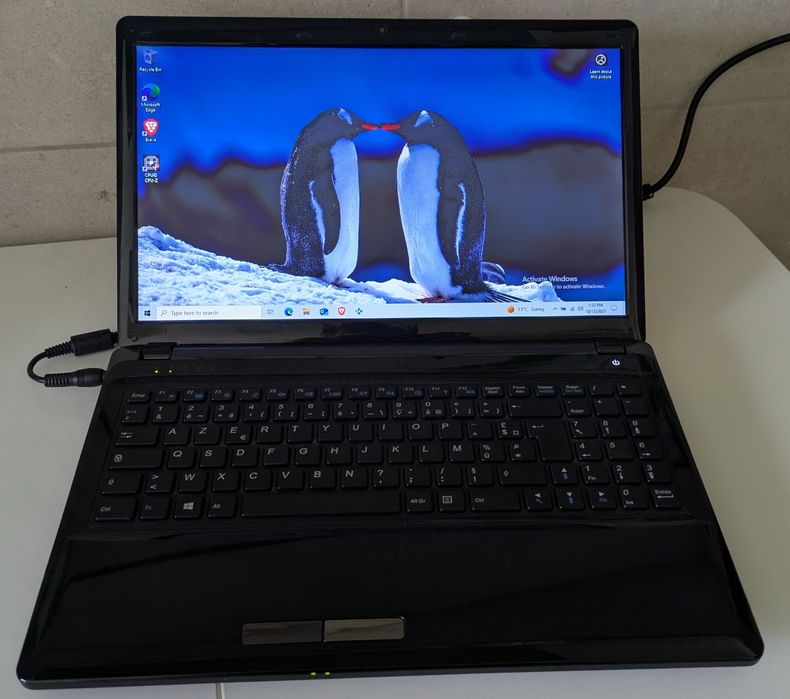 Clevo i3 8GB RAM, 1 TB HDD