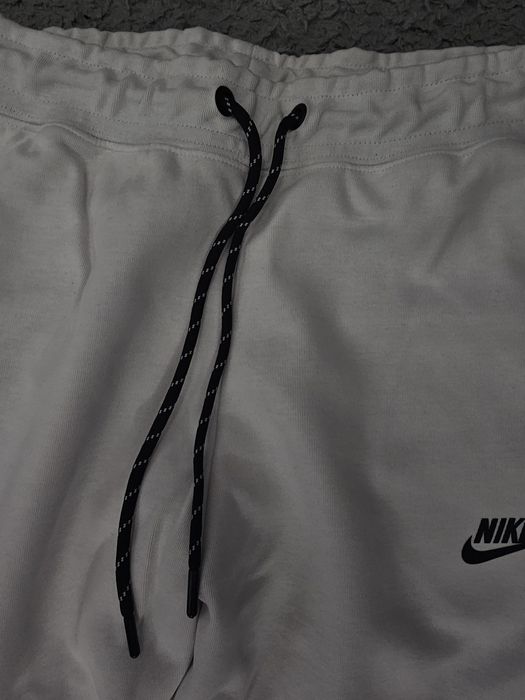Pantaloni nike tech noi albi