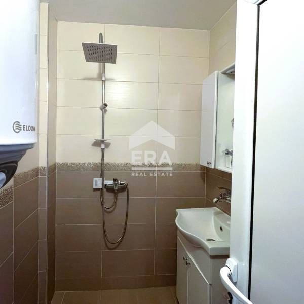 Тристаен обзаведен апартамент, център