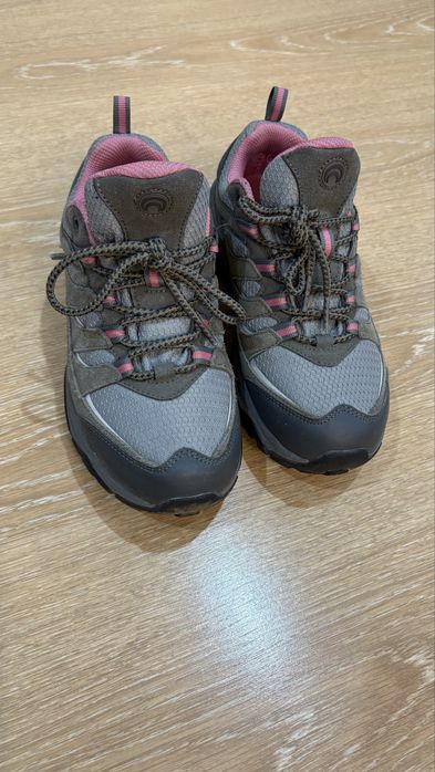 Продам женские кроссовки Outventure.