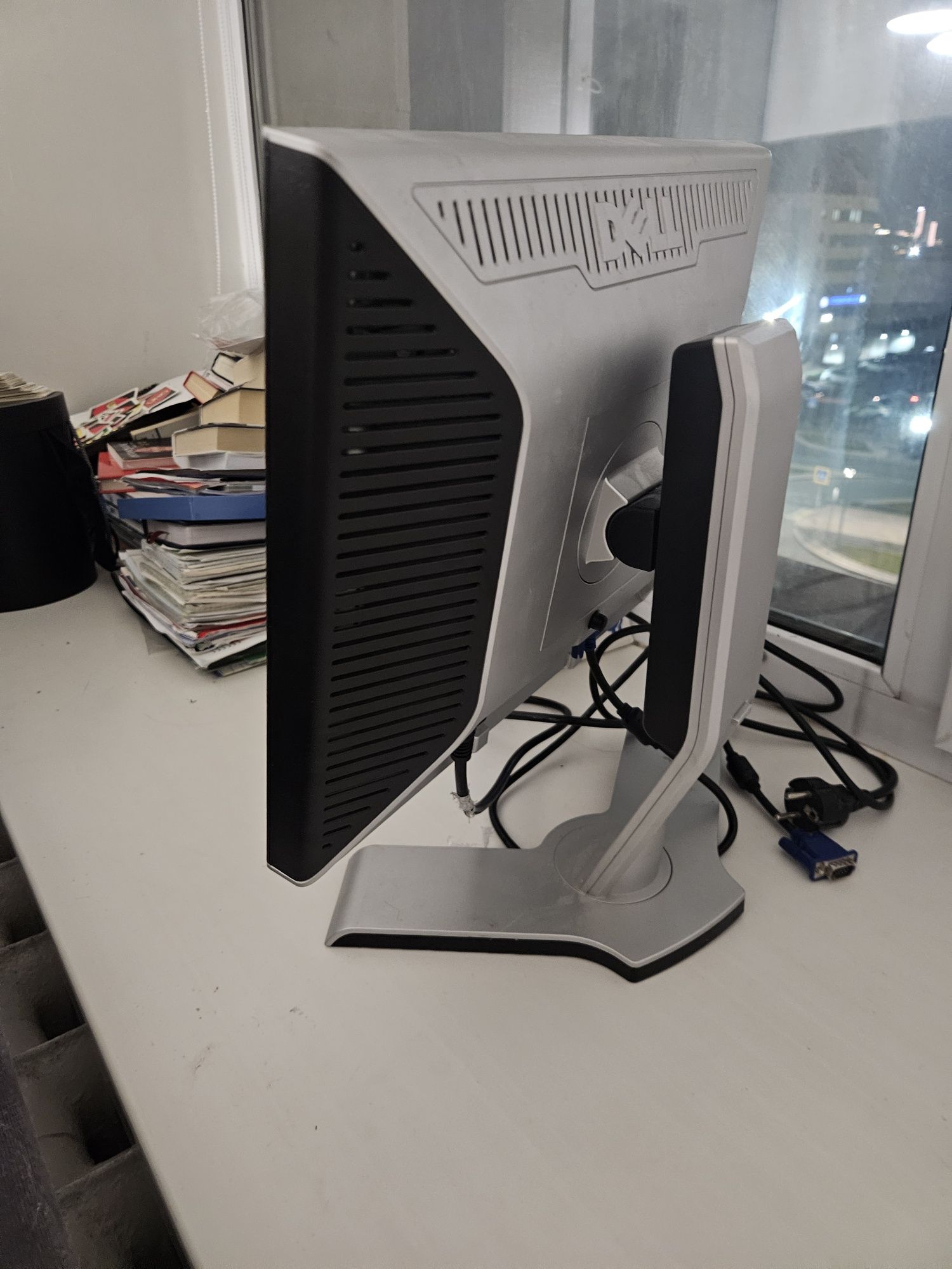 Монитор DELL со шнурами