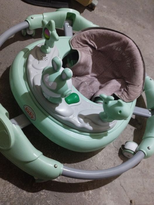 Отдам детские вещи и ходунки