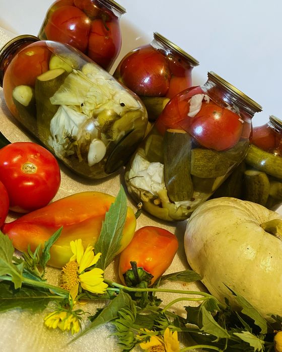 продажа соленья, салаты все по 1300тг сатылады, салаттар әр түрлі бар.