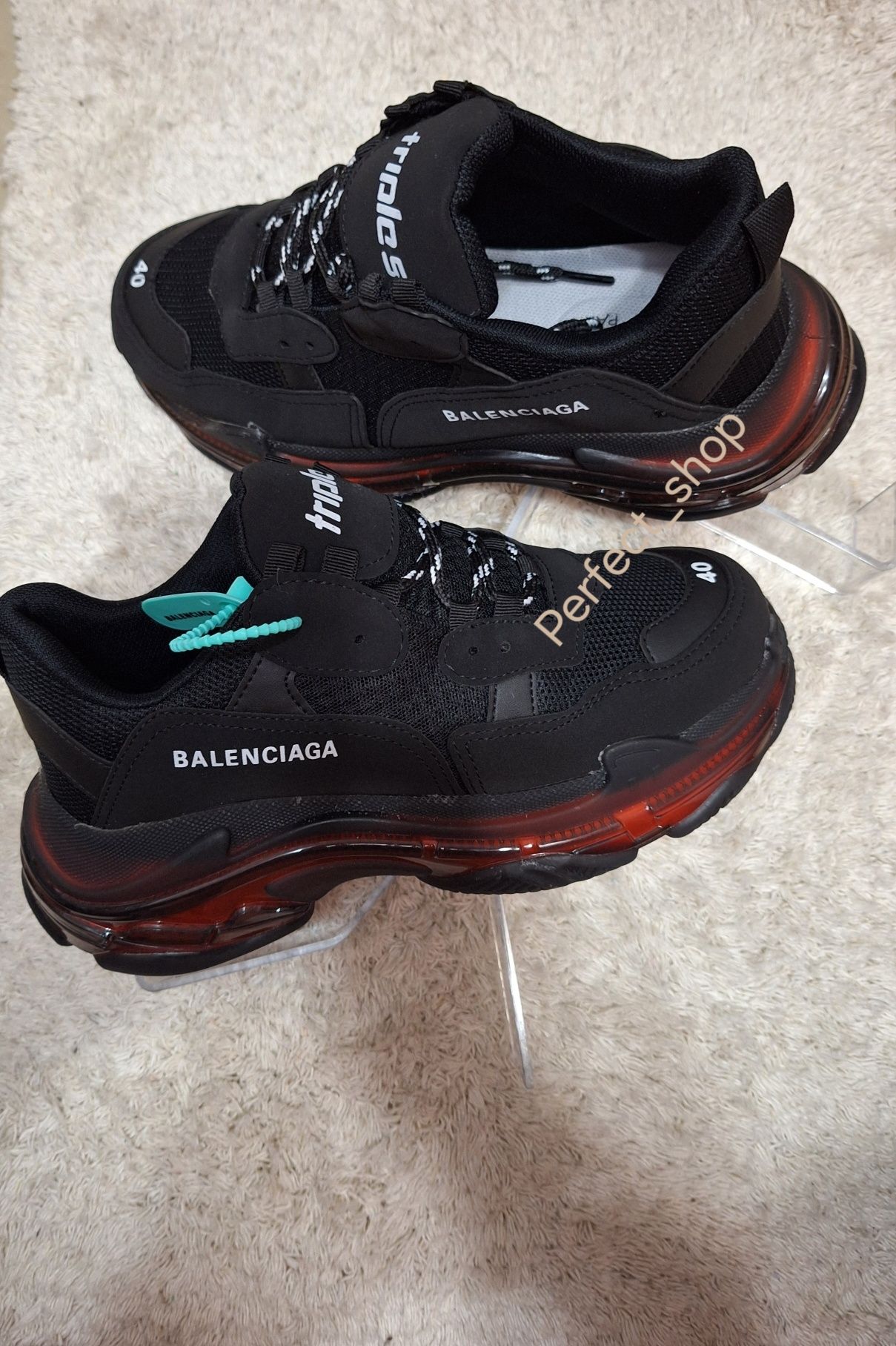 Марков модел Balenciaga triple S