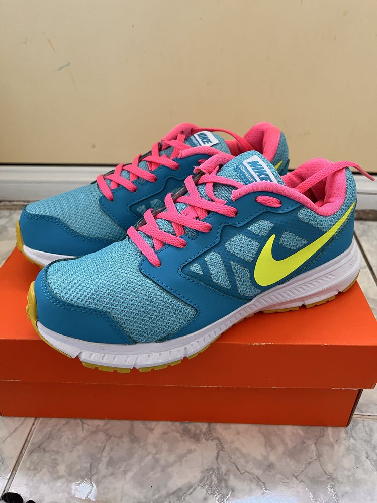 Vand  adidasi nike ( nu raspund la mesaje pe whatsapp )