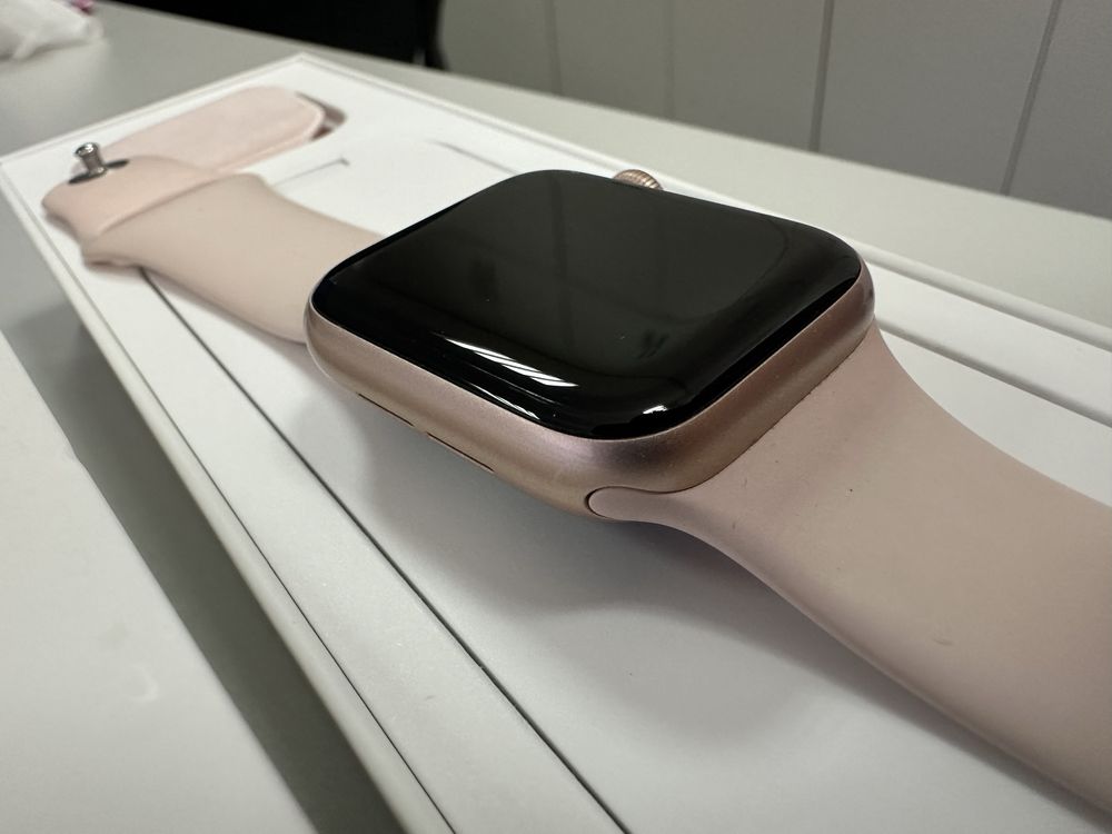 Apple Watch 5, 40mm Gold Pink Sand