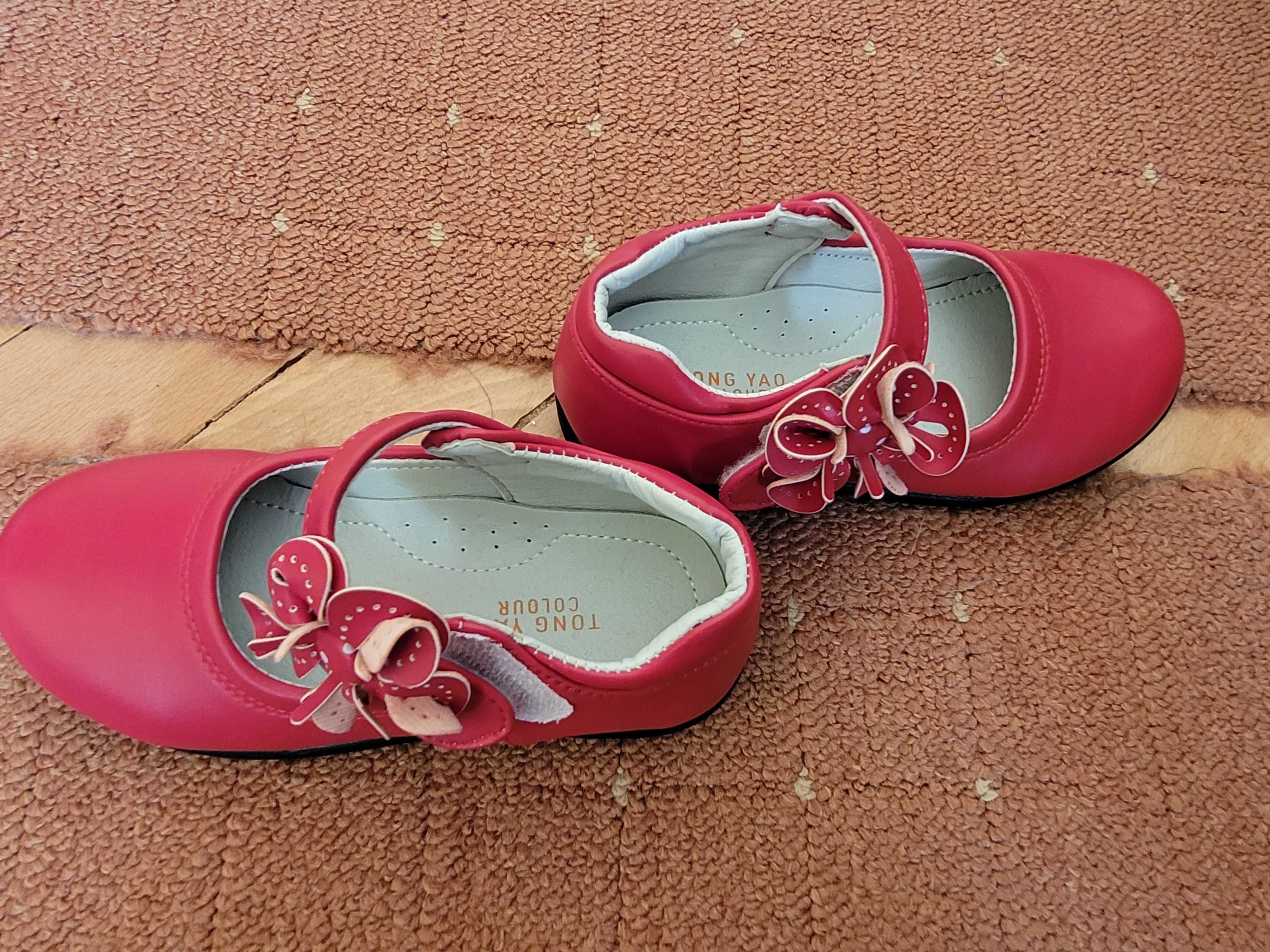 Sandalute fetite rosii