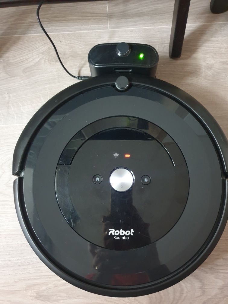 Aspirator Irobot roomba e5, necesită baterie.