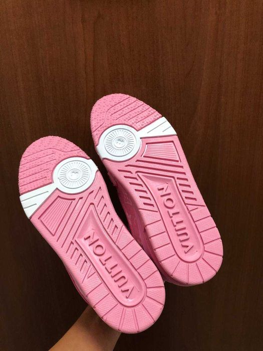 Adidasi Luis Vuitton Roz