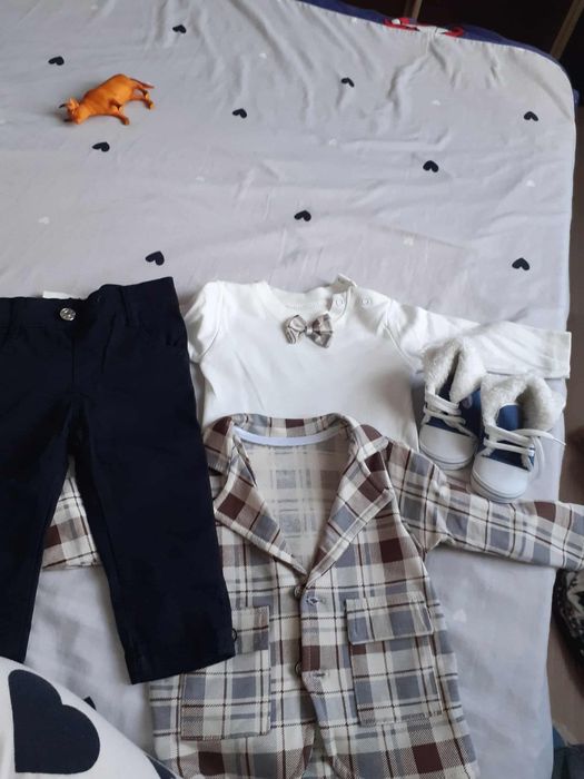 Vand 2 costumele elegante pentru gemeni
