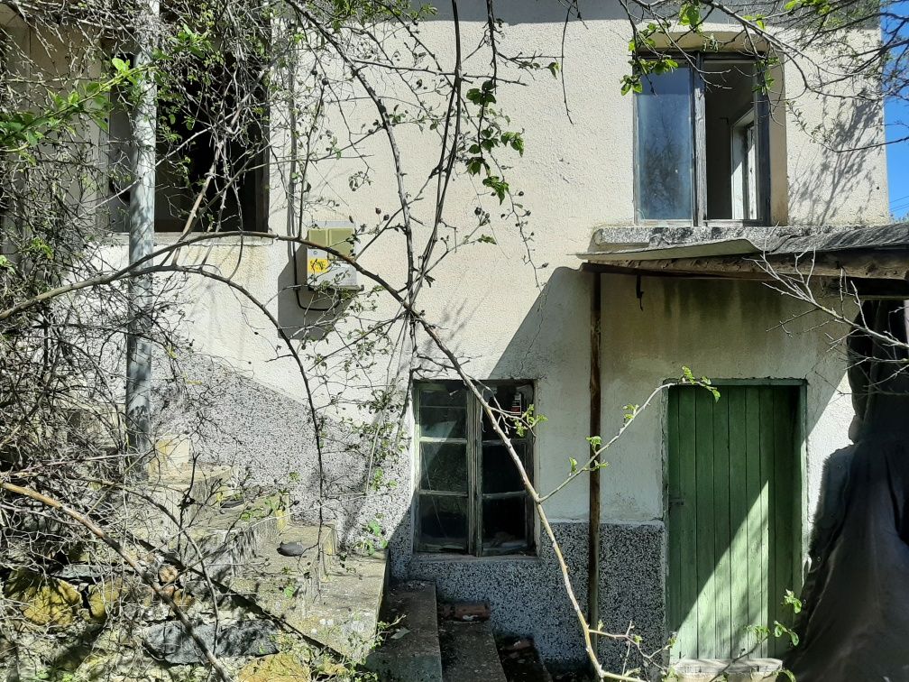 Самостоятелна къща с двор