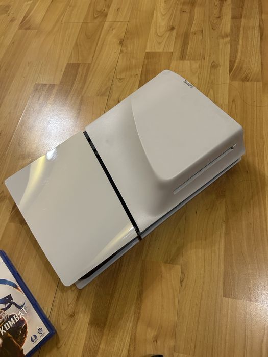 Playstation 5 с Mortal Kombat, 2 джойстика, розов контролер