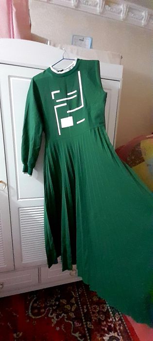 Продаётся модная платье темно зелёного цвета очень модная снизу плесир