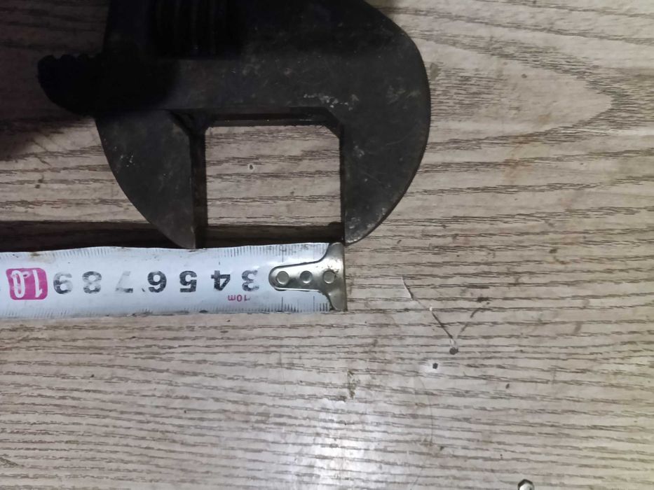 Разводной ключ,гаичные ключи,лом фомка,пилы, напильники,правило,плоски