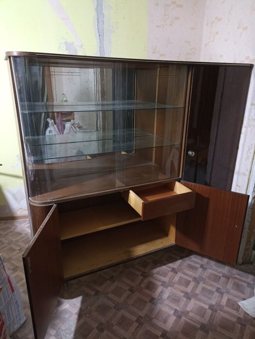 Сервант деревянный