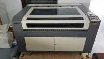 Echipament laser CO2 RUIDA cu tub RECI-130W; masa de lucru 1300x900 mm