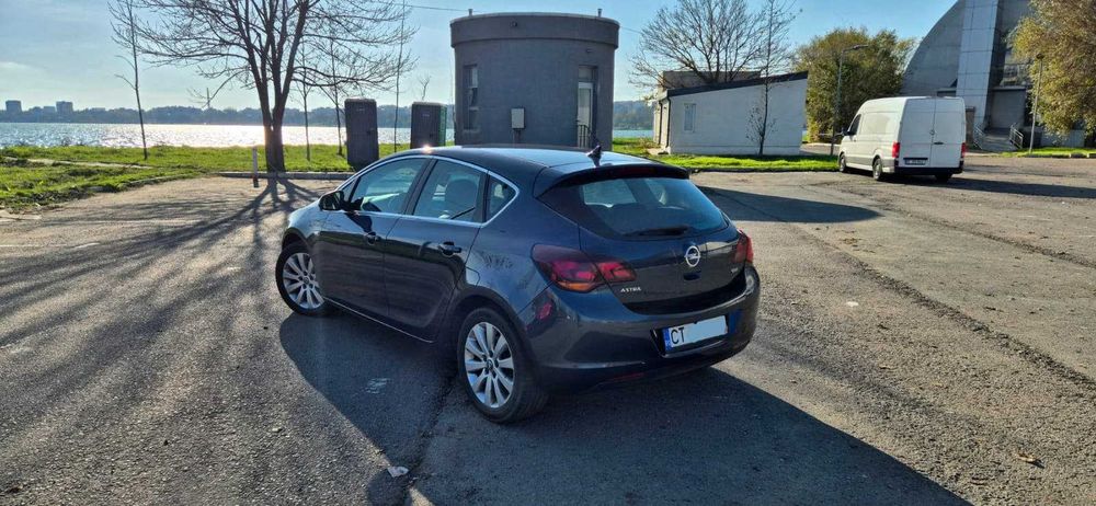 Vand Opel Astra J versiunea COSMO 1.7cdti, 110CP, fabricatie 2010