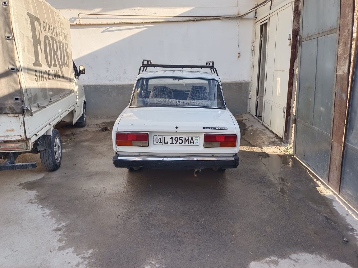 Vaz 2105 sotiladi.