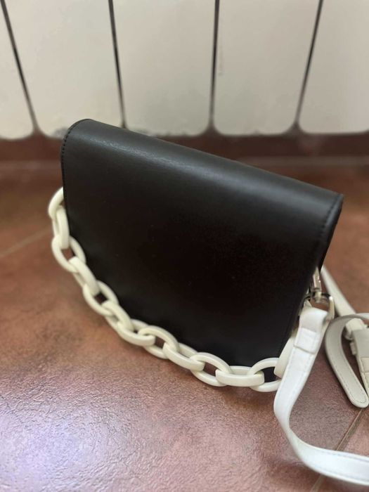 Продавам дамска чанта.