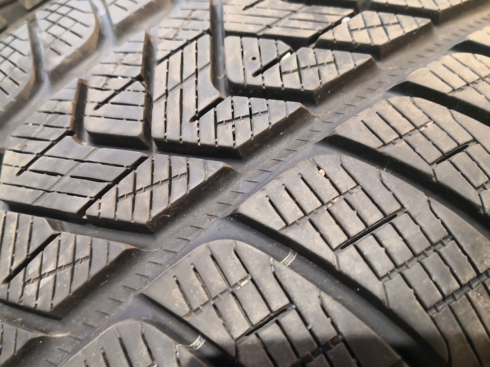 235 55 19 цола гуми Pirelli dot 19