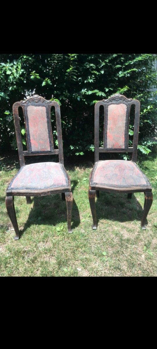 2 scaune din lemn tapițate cu țesătură populară.