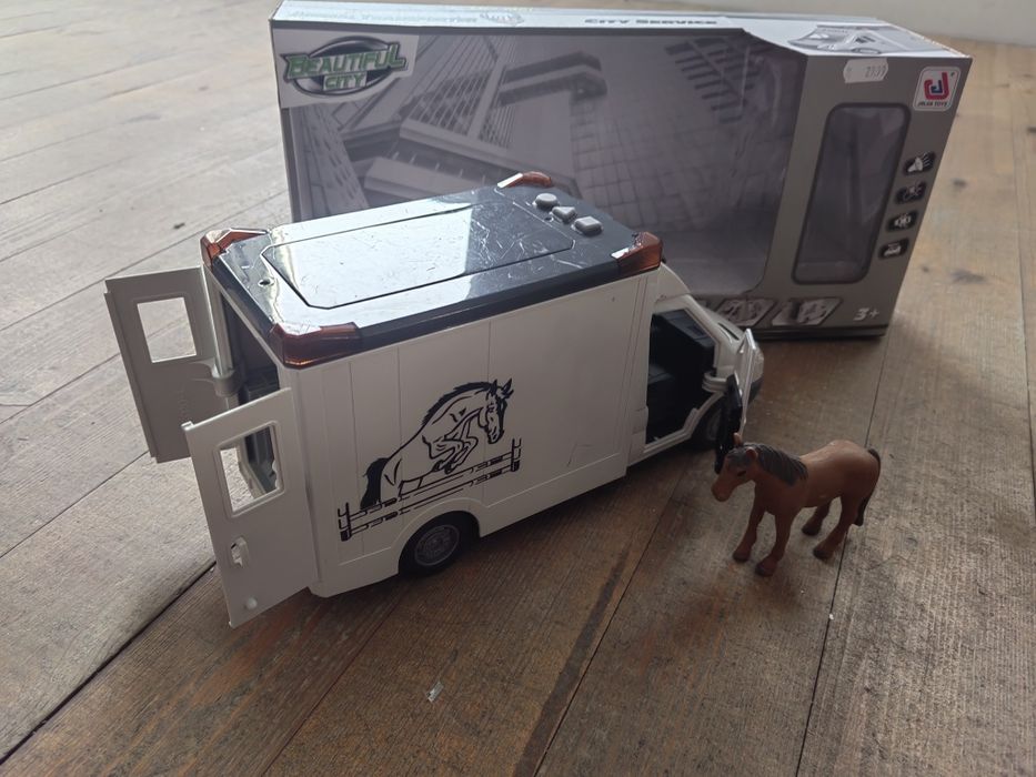 Детска Каравана с кон със звук и светлина