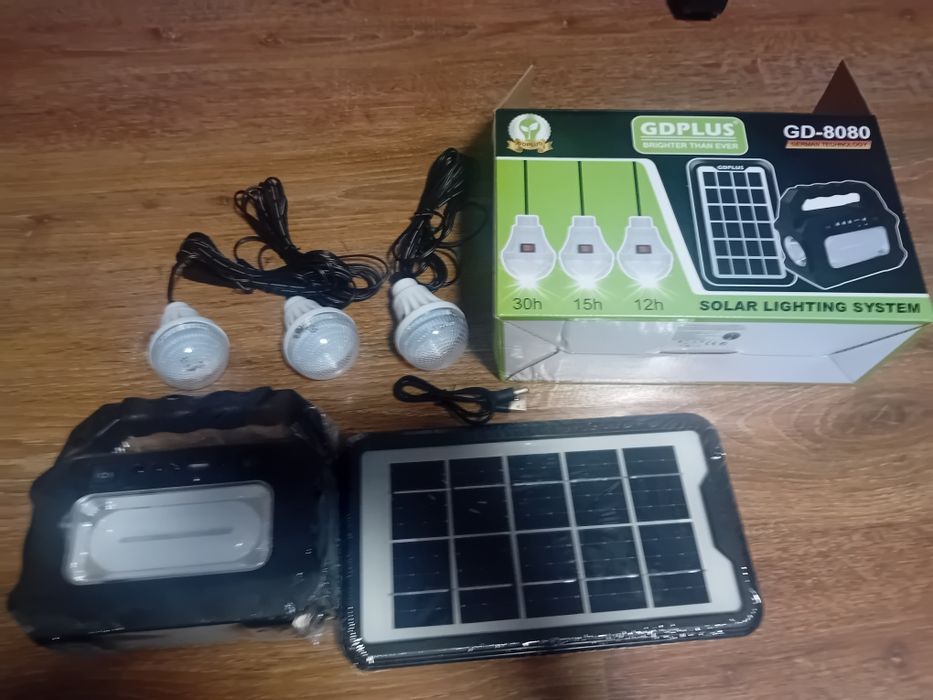Kit portabil  pentru iluminat cu încărcare solara și la priza