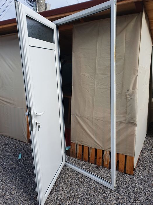 Алуминиева врата бяла