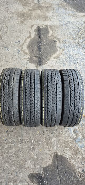 4 anvelope iarna Continental 215/60/17C.Pretul este pe bucata