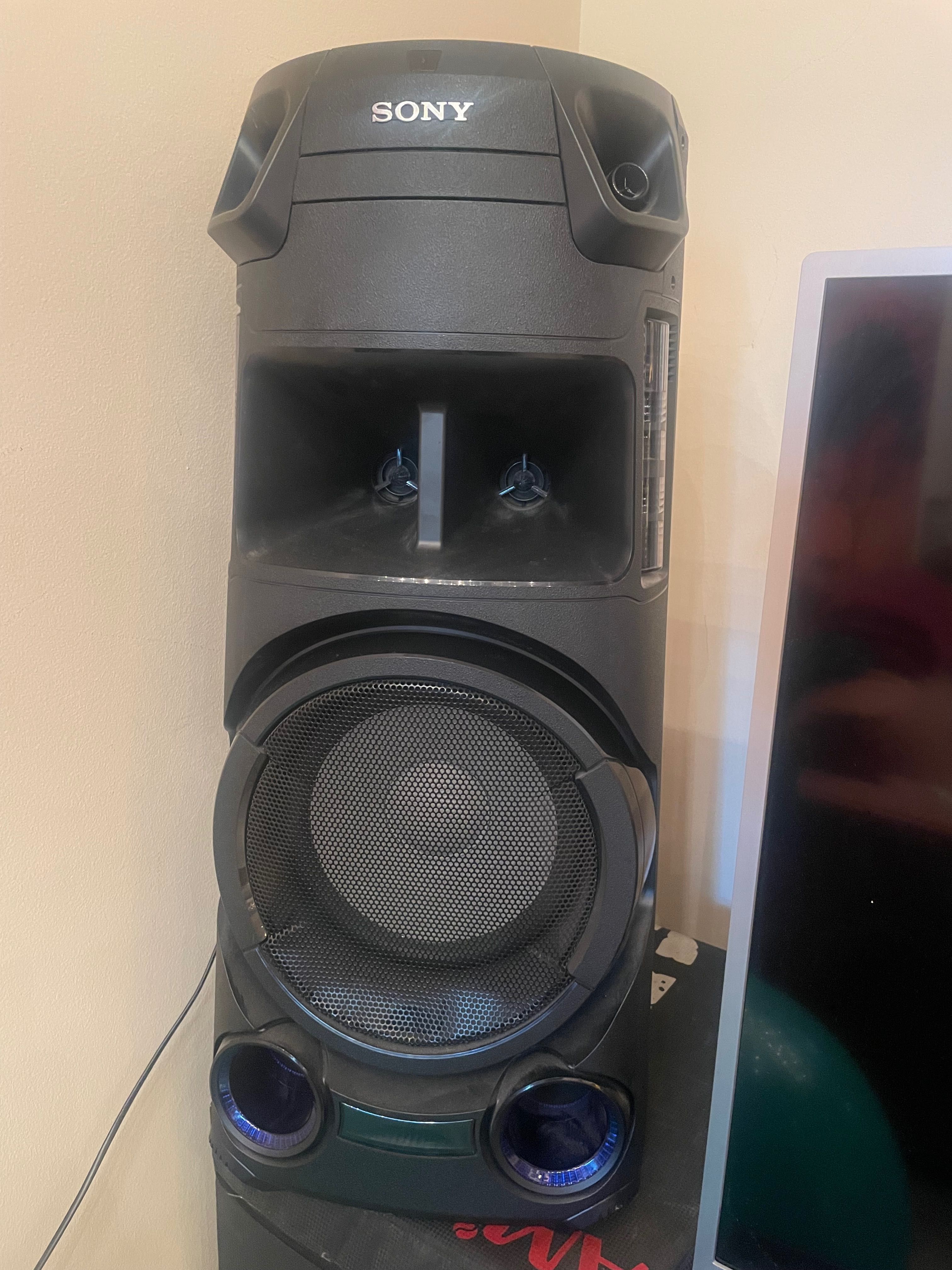 Отдай се на музиката с мощната парти тонколона Sony MHC V43D  под наем