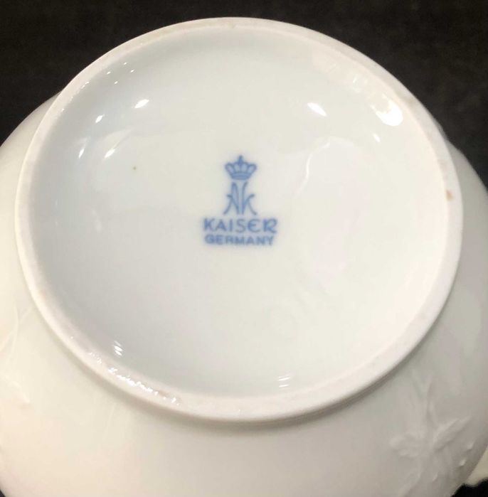 Ulcior din portelan alb model Dubarry , Kaiser Germany, anii `70.