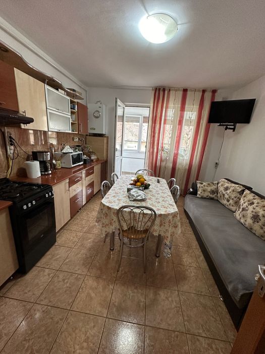 Vand apartament 2 camere zona Cetate