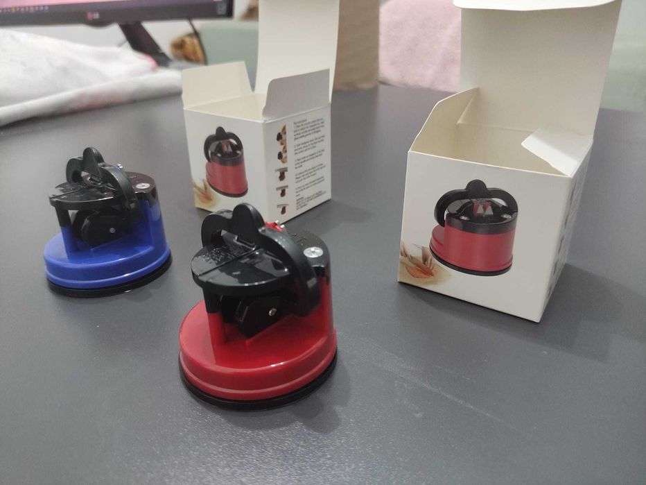 Ascuțitor de cuțite si prindere cu ventuza - Roșu/Albastru