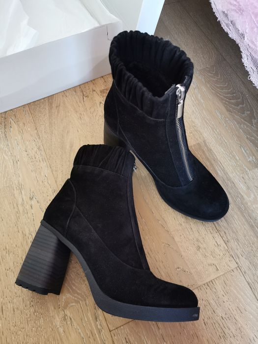 Замшевые ботинки новые 38 размер