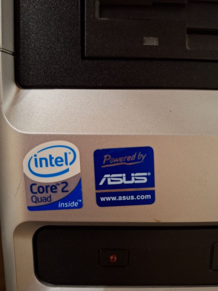 Настолен Компютър Асус
Ram - 16, 4 x 4 GB
Intel ICore 2
Инсталиран Win
